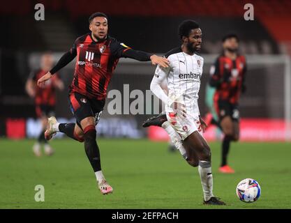 Arnaut Danjuma (à gauche) de l'AFC Bournemouth et Matthew Olosunde de Rotherham United lors du match du championnat Sky Bet au stade Vitality, à Bournemouth. Date de la photo: Mercredi 17 février 2021. Banque D'Images