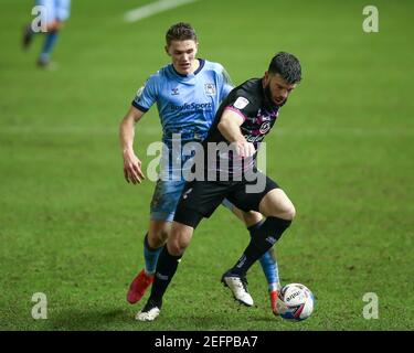 Birmingham, Royaume-Uni. 17 février 2021. Grant Hanley #5 de Norwich City protège le ballon contre Viktor Gyokeres #12 de Coventry City à Birmingham, Royaume-Uni le 2/17/2021. (Photo de Simon Bissett/News Images/Sipa USA) crédit: SIPA USA/Alay Live News Banque D'Images