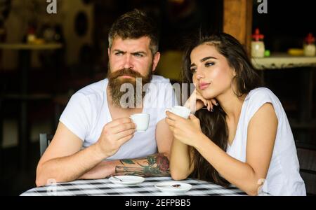 Couple savourez un espresso chaud. Tradition du café du matin. Ambiance rêveuse. Faites une pause pour prendre un café et rêver de choses agréables. Profitez de chaque instant. Un couple boit un café noir expresso au café. Banque D'Images