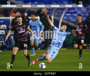 Birmingham, Royaume-Uni. 17 février 2021. Viktor Gyokeres #12 de Coventry City est fouillé par Ben Gibson #34 de Norwich City à Birmingham, Royaume-Uni le 2/17/2021. (Photo de Simon Bissett/News Images/Sipa USA) crédit: SIPA USA/Alay Live News Banque D'Images