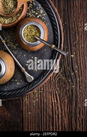 Boisson infusée saine, thé Yerba Mate classique dans un gourde avec mobilla sur fond de bois Banque D'Images