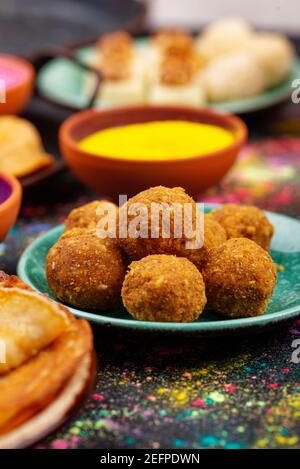 Cuisine indienne traditionnelle laddu pour Holi Banque D'Images