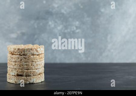 Pile de gâteaux de riz soufflé sur fond de marbre Banque D'Images