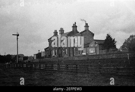 Vieille carte postale vue de la gare de Ripley Valley sur le chemin de fer nord-est dans le Yorkshire, Royaume-Uni. Banque D'Images