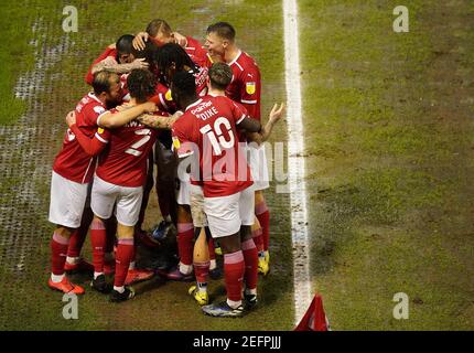 Les joueurs de Barnsley fêtent après que Carlton Morris (au centre, caché) ait obtenu le premier but de leur côté pendant le match du championnat Sky Bet à Oakwell, Barnsley. Date de la photo: Mercredi 17 février 2021. Banque D'Images