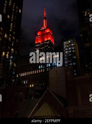 L'Empire State Building est illuminé en rouge pour célébrer le prochain atterrissage du rover de la NASA sur la surface de Mars 16 février 2021 à New York. La persévérance recherchera les signes de la vie microbienne ancienne. Credit: Planetpix/Alamy Live News