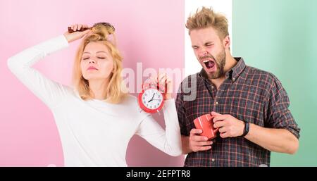 Créer un régime de repos sain pour dormir suffisamment. Regretter un régime tardif. Nous devrions nous coucher plus tôt. Femme et homme dorment les cheveux boussaient boire le café du matin. Réveil matinal pour couple. Banque D'Images