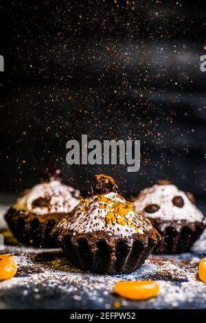 muffins au chocolat parsemés de friandises avec des cerises et du chocolat et cacao Banque D'Images