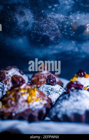 muffins au chocolat parsemés de friandises avec des cerises et du chocolat et cacao Banque D'Images