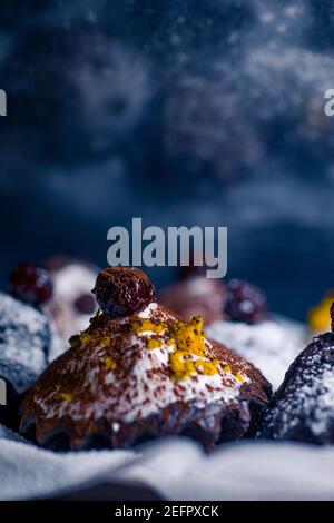 muffins au chocolat parsemés de friandises avec des cerises et du chocolat et cacao Banque D'Images