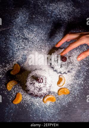 muffins au chocolat parsemés de friandises avec des cerises et du chocolat et cacao Banque D'Images