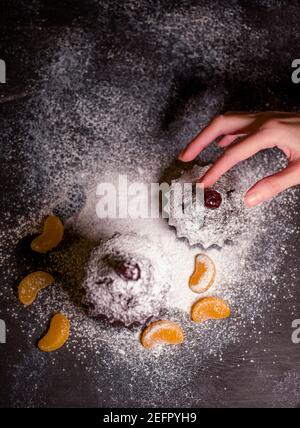 muffins au chocolat parsemés de friandises avec des cerises et du chocolat et cacao Banque D'Images