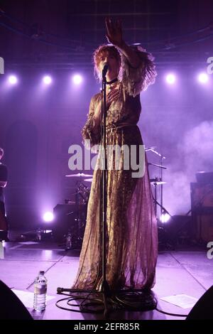 Florence Welch de Florence et la machine se exécutant en direct Étape au concert de la prestation pour enfants de guerre à St John À l'église Hackney de Londres dans le cadre de Banque D'Images