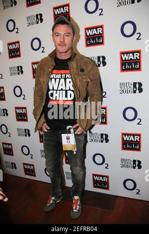 L'acteur Luke Evans arrive au concert de la prestation pour enfants de guerre Par Florence et la machine à St John à Hackney Église de Londres dans le cadre de la semaine de Brits 20 Banque D'Images