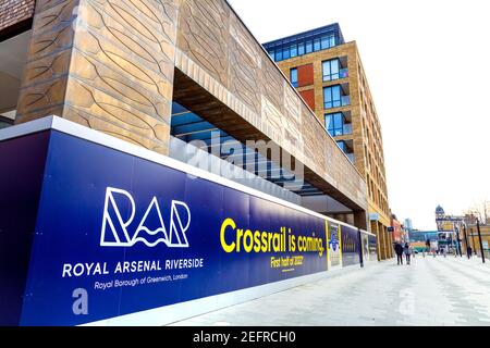 Crossrail arrive, première moitié de 2022 signe à l'entrée de la nouvelle ligne d'Elizabth, Woolwich, Londres, Royaume-Uni Banque D'Images