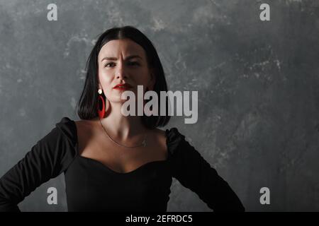 Jeune femme espagnole danseuse Portrait de flamenco sur fond gris arrière-plan du studio Banque D'Images