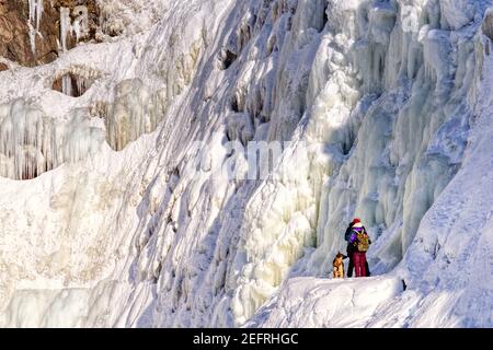 Deux personnes avec leur chien au Frozen chutes de Chaudière à Charny, près de Québec, Canada Banque D'Images