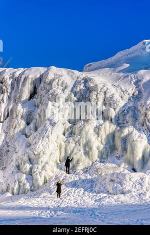 Deux femmes explorant les formations de glace des chutes de Chaudière surgelées de Charny, près de Québec, Canada Banque D'Images