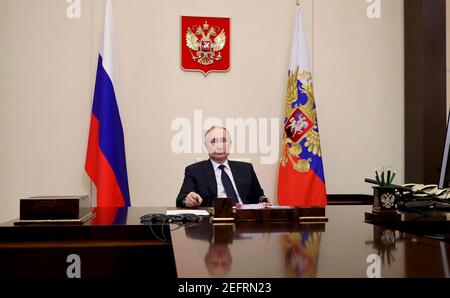 Novo Ogaryovo, Russie. 17 février 2021. Le président russe Vladimir Poutine préside une vidéoconférence avec les chefs des quatre groupes parlementaires représentés à la chambre basse du Parlement russe depuis la résidence présidentielle officielle de Novo-Ogaryovo le 17 février 2021 en dehors de Moscou, en Russie. Credit: Planetpix/Alamy Live News Banque D'Images