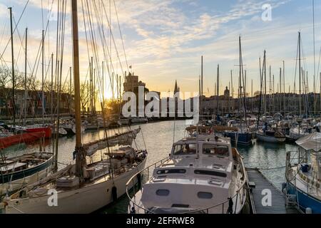 Voiliers colorés au coucher du soleil dans le vieux port de la Rochelle France Banque D'Images