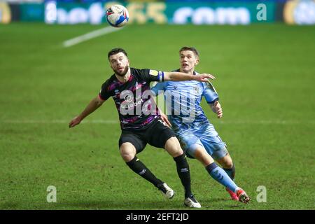 Birmingham, Royaume-Uni. 17 février 2021. Grant Hanley #5 de Norwich City et Viktor Gyokeres #12 de Coventry City se disputent la balle aérienne à Birmingham, au Royaume-Uni, le 2/17/2021. (Photo de Simon Bissett/News Images/Sipa USA) crédit: SIPA USA/Alay Live News Banque D'Images