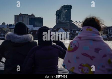 Atlantic City, États-Unis. 17 février 2021. Les spectateurs assistent à la démolition de l'ancien Trump Plaza Hotel and Casino à Atlantic City, aux États-Unis. L'hôtel et le casino appartenant à l'ancien président Donald Trump ont été fermés en 2014 après avoir fait faillite plusieurs fois. Crédit : Chase Sutton/Alay Live News Banque D'Images