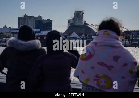 Atlantic City, États-Unis. 17 février 2021. Les spectateurs assistent à la démolition de l'ancien Trump Plaza Hotel and Casino à Atlantic City, aux États-Unis. L'hôtel et le casino appartenant à l'ancien président Donald Trump ont été fermés en 2014 après avoir fait faillite plusieurs fois. Crédit : Chase Sutton/Alay Live News Banque D'Images