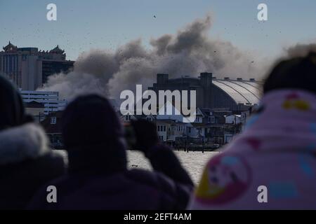 Atlantic City, États-Unis. 17 février 2021. Les spectateurs assistent à la démolition de l'ancien Trump Plaza Hotel and Casino à Atlantic City, aux États-Unis. L'hôtel et le casino appartenant à l'ancien président Donald Trump ont été fermés en 2014 après avoir fait faillite plusieurs fois. Crédit : Chase Sutton/Alay Live News Banque D'Images