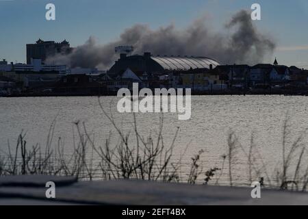 Atlantic City, États-Unis. 17 février 2021. La fumée créée par la démolition de l'ancien Trump Plaza Hotel and Casino est vue à Atlantic City, Etats-Unis. L'hôtel et le casino appartenant à l'ancien président Donald Trump ont été fermés en 2014 après avoir fait faillite plusieurs fois. Crédit : Chase Sutton/Alay Live News Banque D'Images