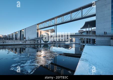 Pier Paul-Loebe-Haus Reichstag. Vue panoramique en hiver depuis la passerelle au-dessus de la rivière Spree. Soirée calme, eau aux reflets, glace sur l'eau Banque D'Images