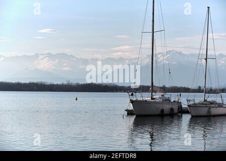 deux voiliers amarrés sur la jetée d'un lac alpin avec les montagnes en arrière-plan Banque D'Images