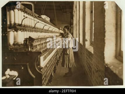 Un des disques de Whitnel Cotton Mfg Co. (N.C.) Elle avait 51 pouces de haut. Avait été dans l'usine 1 an, certains la nuit. Fonctionne 4 côtés, 48 cents par jour. Quand on lui a demandé quel âge, elle a hésité, puis a dit Banque D'Images