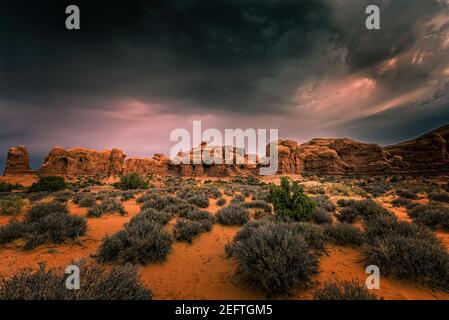 Des nuages spectaculaires au-dessus de la fenêtre dans le parc national d'Arches, Utah Banque D'Images