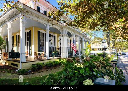 Maison de style victorien avec une véranda enveloppante à Cape May, New Jersey Banque D'Images
