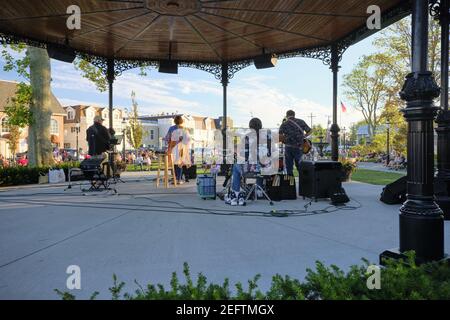 Vue arrière de musiciens donnant un concert gratuit sur un kiosque à musique, Rotary Park, Cape May, New Jersey Banque D'Images