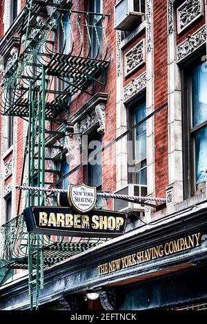 Enseigne de salon de coiffure traditionnel sur un bâtiment typique de New York City, Manhattan, New York City Banque D'Images