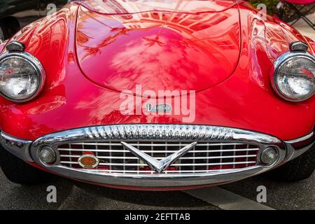 Palmiers reflétant 1962 Daimler SP-250 exposés à « Cars on Fifth » - Naples, Floride, États-Unis Banque D'Images