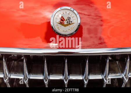 Emblème orange du capot de la Corvette 1957 de Chevrolet exposé à « Cars on Fifth » - Naples, Floride, États-Unis Banque D'Images