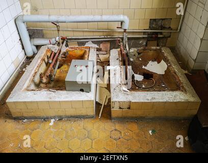 Ancienne construction d'eau enlevée dans l'ancien hôpital abandonné Banque D'Images