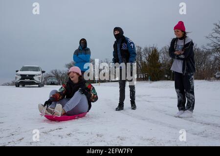 Flower Mound, Texas, États-Unis. 17 février 2021. 2/17/21, Flower Mound, Texas - les Texans ont trouvé le moyen de transformer cette tempête hivernale en une expérience amusante. Un groupe d'adolescents passent la soirée à traîneaux avec leurs amis. Crédit : Chris Rusanowsky/ZUMA Wire/Alay Live News Banque D'Images