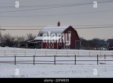 Flower Mound, Texas, États-Unis. 17 février 2021. 2/17/21, Flower Mound, Texas - UNE grange est couverte de neige après une grande tempête de neige qui a frappé le nord du Texas. Crédit : Chris Rusanowsky/ZUMA Wire/Alay Live News Banque D'Images