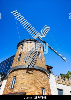 Zielona Gora Pologne 8 juin 2019 Moulin tournant comme bâtiment du restaurant Banque D'Images