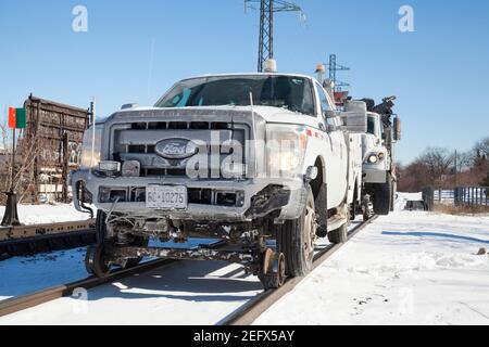 Les véhicules à rail haut utilisés par les équipes d'entretien des voies de CP Rail vérifient la chenille dans des conditions de gel Banque D'Images