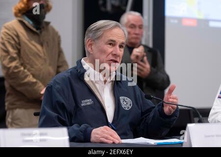 Austin, Texas 17 févr. 2021: Texas Gov. Greg Abbott et les responsables des urgences discutent avec la presse au Centre des opérations de l'État, qui fait partie de la Division Texas de la gestion des urgences. L'État est confronté à des niveaux record de neige et de froid amer dans les 254 comtés. Environ un quart de l'État est encore sans pouvoir car les fonctionnaires déploient les ressources de l'État sur une multitude de fronts. Crédit : Bob Daemmrich/Alay Live News Banque D'Images