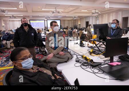 Austin, Texas 17 février 2021 : les responsables des services d'urgence écoutent une conférence de presse avec Texas Gov. Greg Abbott au centre des opérations de l'État tandis que le Texas traite la neige record et le froid amer dans les 254 comtés. Environ un quart de l'État est encore sans pouvoir car les fonctionnaires déploient les ressources de l'État sur une multitude de fronts. Crédit : Bob Daemmrich/Alay Live News Banque D'Images