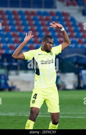 Valence, Espagne. 17 février 2021. Geoffrey Kondogbia de l'Atletico de Madrid vu en action pendant le match de football espagnol de la Liga entre Levante et Atletico de Madrid au stade Ciutat de Valencia.(score final; Levante 1:1 Atletico de Madrid) Credit: SOPA Images Limited/Alay Live News Banque D'Images