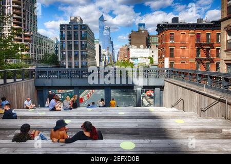 10th Avenue donne sur High Line Park, Manhattan, New York Banque D'Images