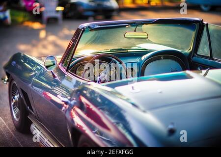 Vue du côté conducteur d'un intérieur classique de roadster Corvette Stingray 1965 de Chevrolet avec tableau de bord, New Jersey, États-Unis Banque D'Images