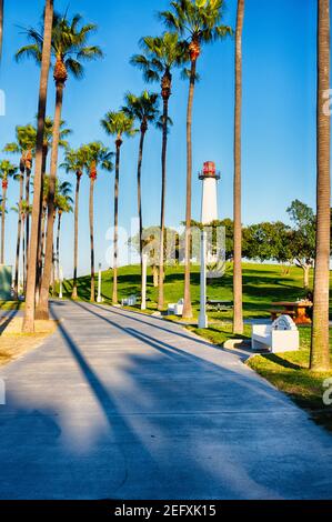 Parc avec une passerelle menant à un phare, long Beach, Californie Banque D'Images