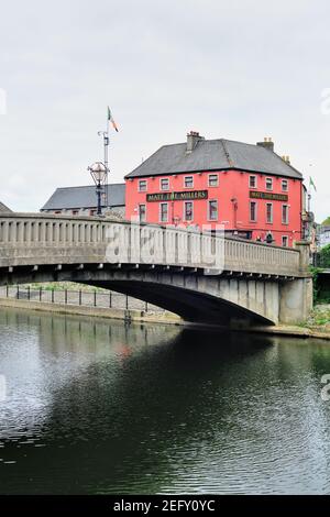 Kilkenny, comté de Kilkenny, Irlande. Une auberge et un pub le long de la rivière Nore au-delà du pont St. John's à Kilkenny. Banque D'Images